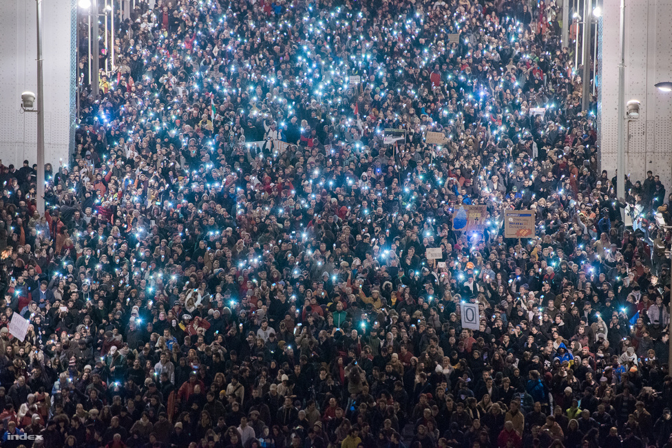 Az internetadó ellen tiltakozó tömeg az Erszébet hídon, 2014. október 28. Orbán Viktor miniszterelnök talán ezt a képet is látva döntött úgy, hogy visszavonja tervét.