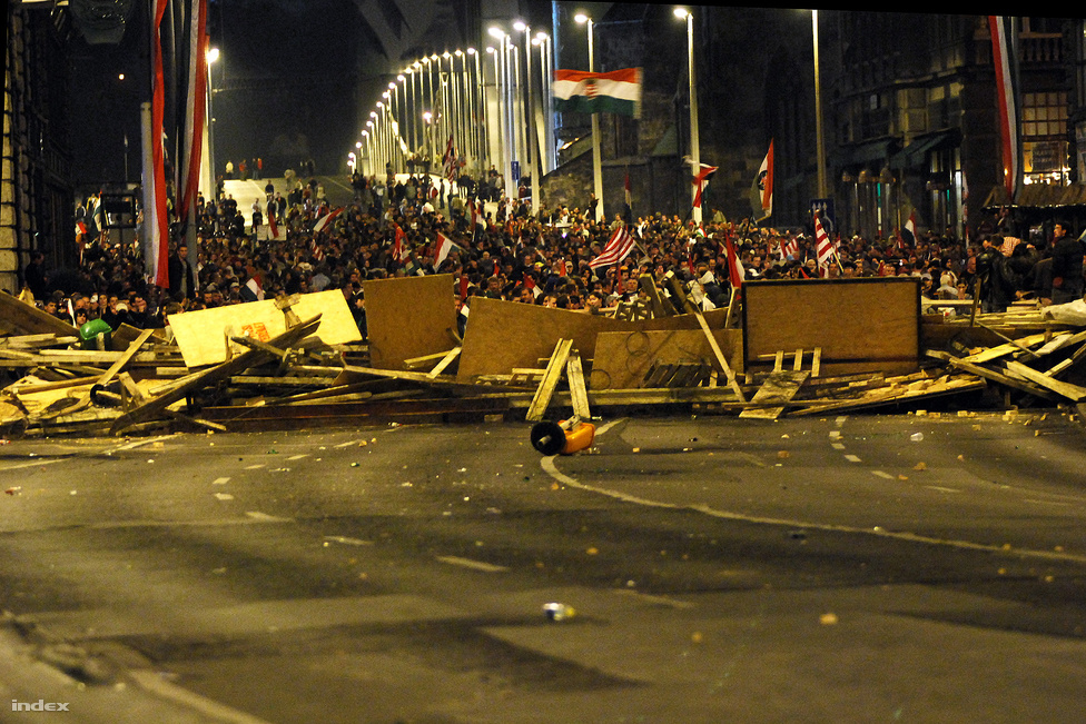 Barikádok az Erzsébet hídon, 2006. október 23. Szeptemberben kezdődtek zavargások Budapest utcáin, miután nyilvánosságra került Gyurcsány Ferenc miniszterelnök MSZP-s frakciótagoknak elmondott beszéde, ahol beismerte: hazudtak a választási kampányban. Az október 23.-i nagygyűlések után több ezer ember maradt az utcákon, a legnagyobb zavargások az Erzsébet híd pesti oldalán törtek ki. A tüntetőket folyamatosan erős hányingert keltő könnygázgránátokkal lőtte a rendőrség. A tiltakozók barikádokat emeltek, az anyagot egy Kígyó utcai építkezésről hordták el. A barikádot végül egy hókotró törte át hajnali fél 2-kor, az autó mögött több száz rendőr és egy vízágyús autó oszlatta fel a tömeget. A tüntetők követelései nem valósultak meg, Gyurcsány Ferenc majdnem három év múlva adta át a miniszterelnökséget Bajnai Gordonnak.