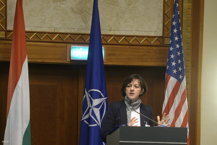 Szemerkényi Réka, a miniszterelnök kül- és biztonságpolitikai főtanácsadója előadást tart a NATO Transzformációs Parancsnokság az USA Egyesült Vezérkara, valamint az Egyesült Haderőfejlesztési Igazgatóság közös szervezésében rendezett Nemzetközi Koncepciófejlesztés és Kísérletek Konferencián a Hilton Hotel Budapestben 2014. november 4-én.