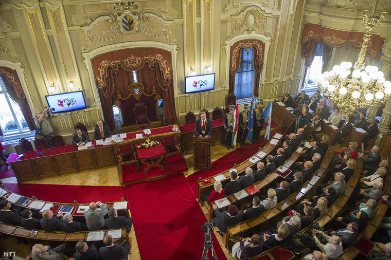 A szegedi közgyűlés alakuló ülésén a városházán 2014. október 27-én.