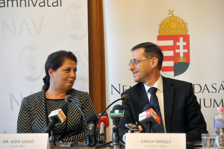 Varga Mihály nemzetgazdasági miniszter és Vida Ildikó a Nemzeti Adó- és Vámhivatal elnöke sajtótájékoztatót tart a Nemzeti Adó- és Vámhivatalban 2013. március 26-án.