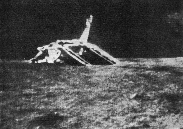 A Luna 17 lehajtott rámpákkal a Lunochod 1-ről fényképezve