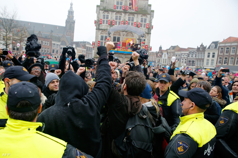 A holland tüntetők szerint a mikulás feketére festett segítői a rabszolgaság szimbólumai.