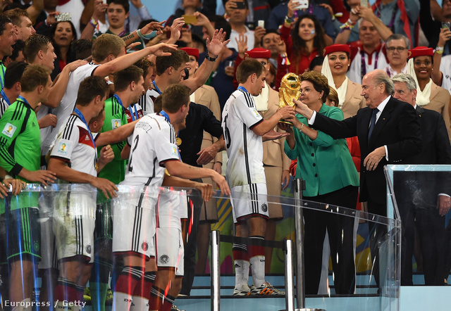 Blatter a világbajnok német válogatottal a 2014-es vb-n