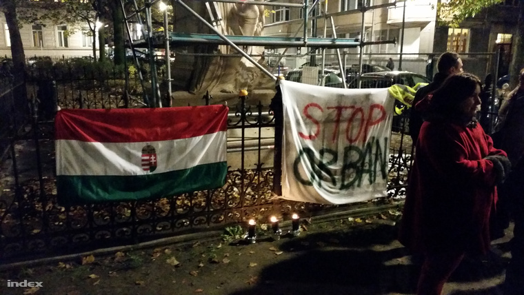 Tüntetés Orban szobránál Brüsszelben