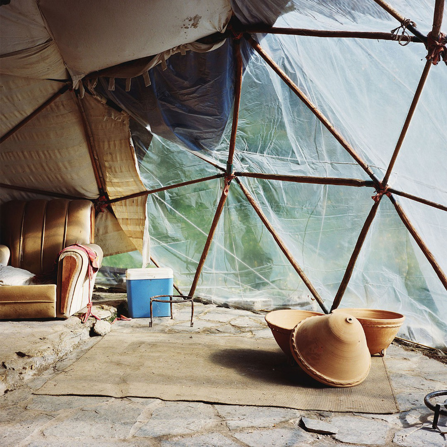 Egy geodéziai kupola belsejében. A geodéziai kupolát a fenntartható fejlődést kutató építész, Buckminster Fuller találta fel.