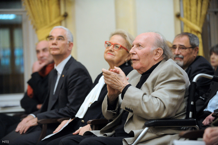Kertész Imre Nobel-díjas író (j) a 85. születésnapja alkalmából rendezett ünnepségen a Petőfi Irodalmi Múzeumban 2014. november 18-án. Az író mellett felesége Kertész Magda és Balog Zoltán az emberi erőforrások minisztere (j3).