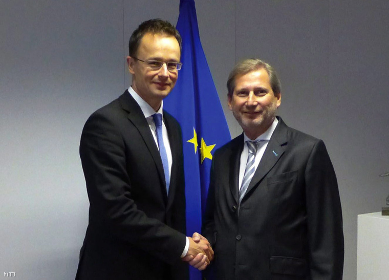 A Külgazdasági és Külügyminisztérium által közreadott képen Szijjártó Péter külgazdasági és külügyminiszter (b) és Johannes Hahn az európai szomszédságpolitika és bővítési tárgyalásokért felelős EU-biztos
