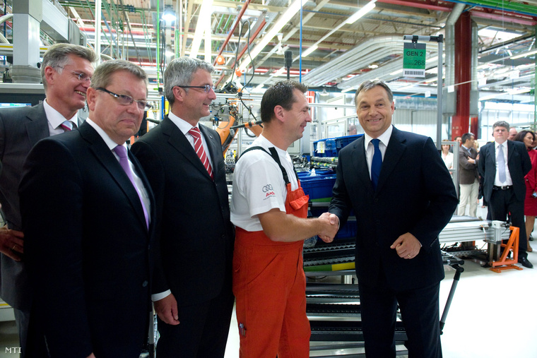 2011. július 7. Orbán Viktor miniszterelnök (j) kezet fog egy munkással amikor gyárlátogatáson vesz részt az Audi gyárban az új gyár alapkőletétele előtt Győrben. Mellette Matolcsy György nemzetgazdasági miniszter (b2) és Rupert Stadler az AUDI AG igazgatótanácsának elnöke (b3).