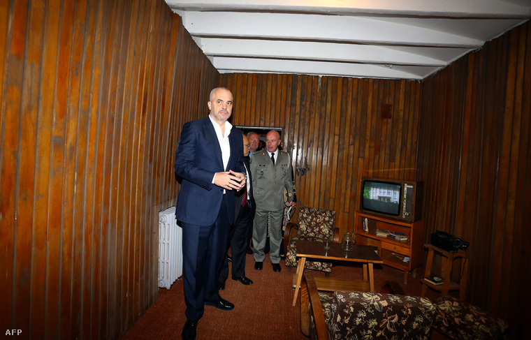 Albánia miniszterelnöke Edi Rama a Tiranától három kilométerre fekvő Hodzsa bunkerban 2014. november 22-én.