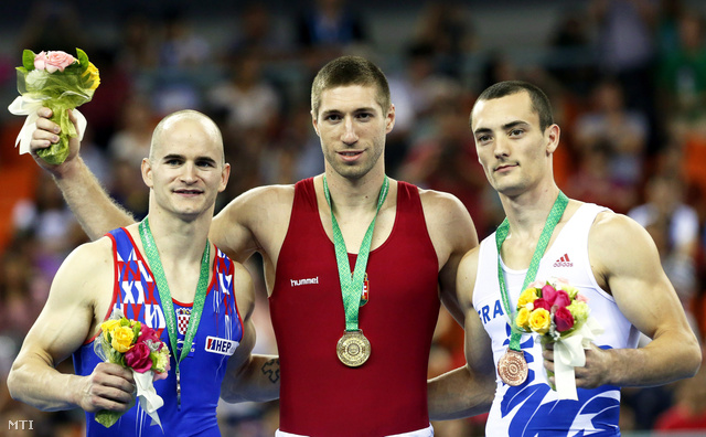 Az aranyérmes Berki Krisztián (k) az ezüstérmes horvát Filip Ude (b) és a bronzérmes Cyril Tommasone a nanningi tornász-világbajnokság férfi lólengés eredményhirdetésén.