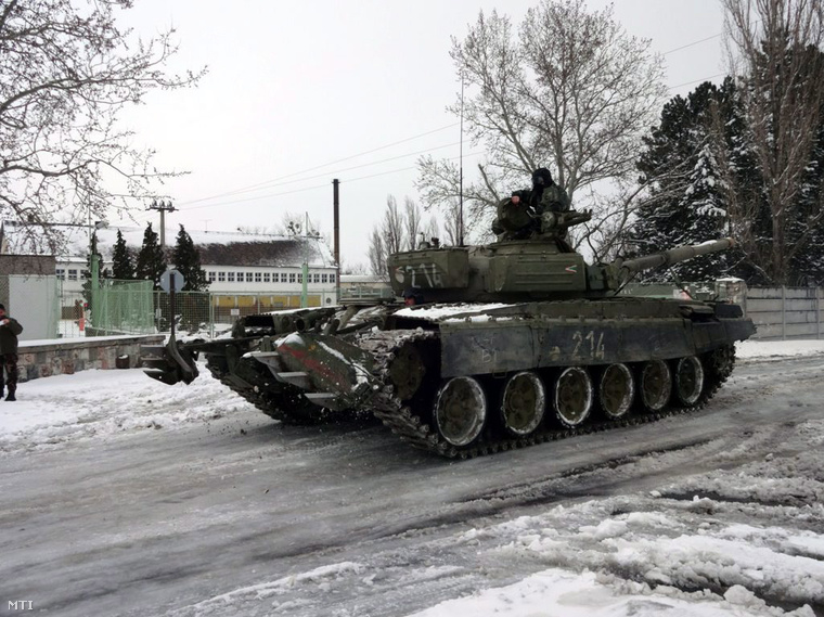 A Honvédelmi Minisztérium (HM) által közreadott képen a télies időjárás okozta rendkívüli helyzetben az MH lánctalpas harci járműve segít az elakadt polgári járművek mentésében Tatán.