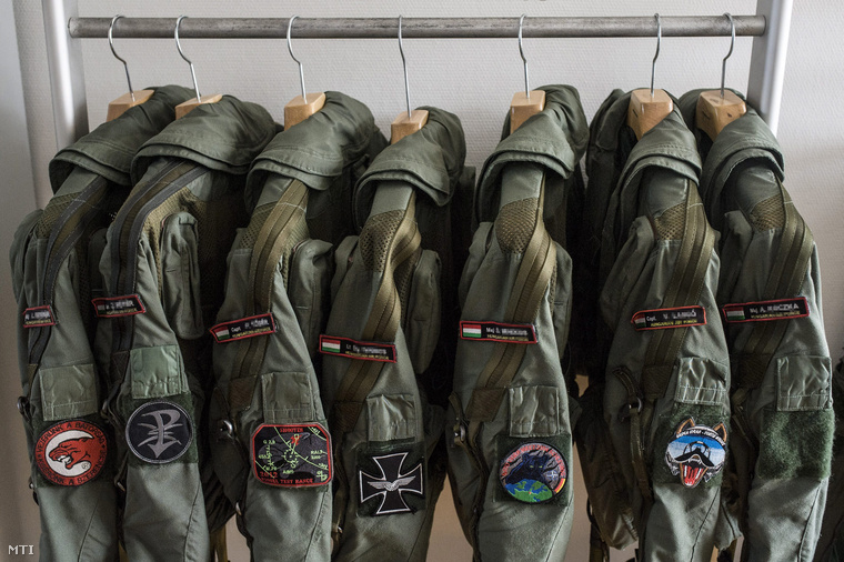 Gripen vadászrepülőgépek pilótáinak dzsekije a MH 59. Szentgyörgyi Dezső Repülőbázison Kecskeméten.