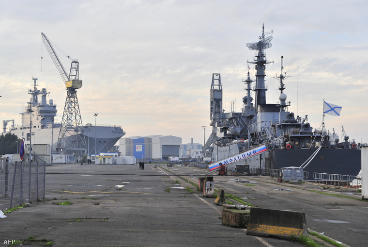 A háttérben az egyik Mistral hadihajó