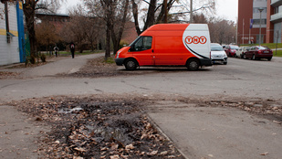 Kaotikus a parkolás a Magyar tudósok körútján