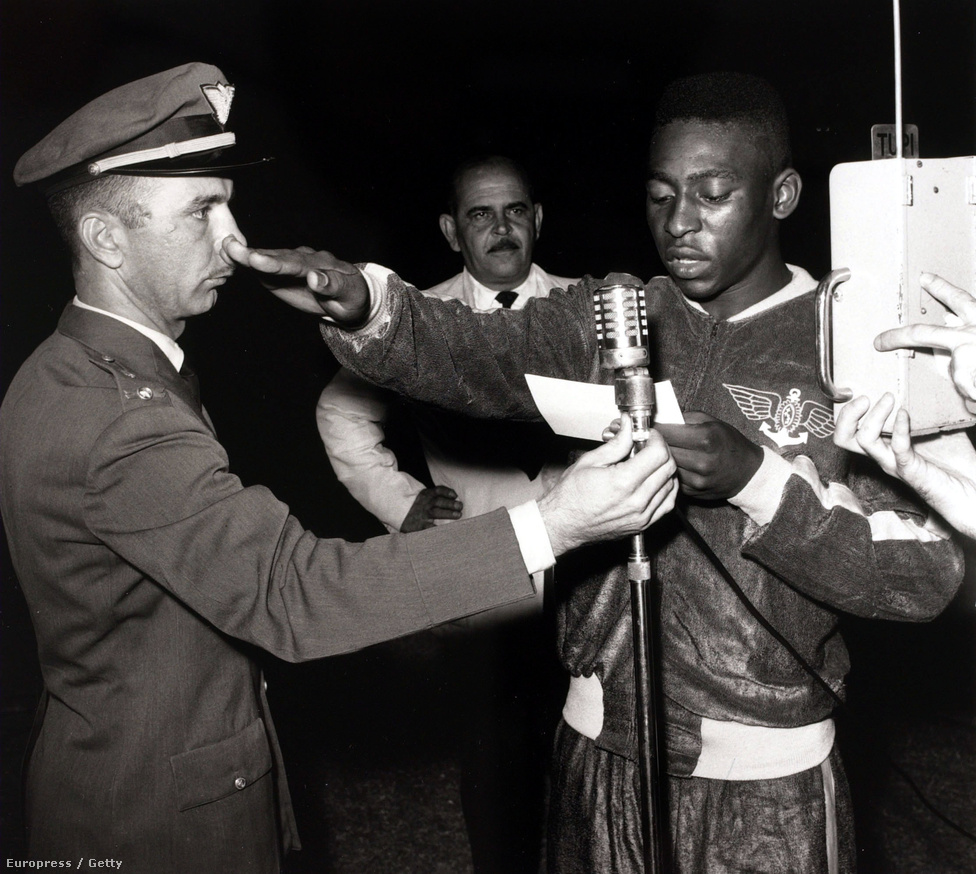 1959-ben, az akkor 19 éves fiatal sztárt is behívták a hadseregbe szolgálatra, a képen épp fogadalmat tesz. 