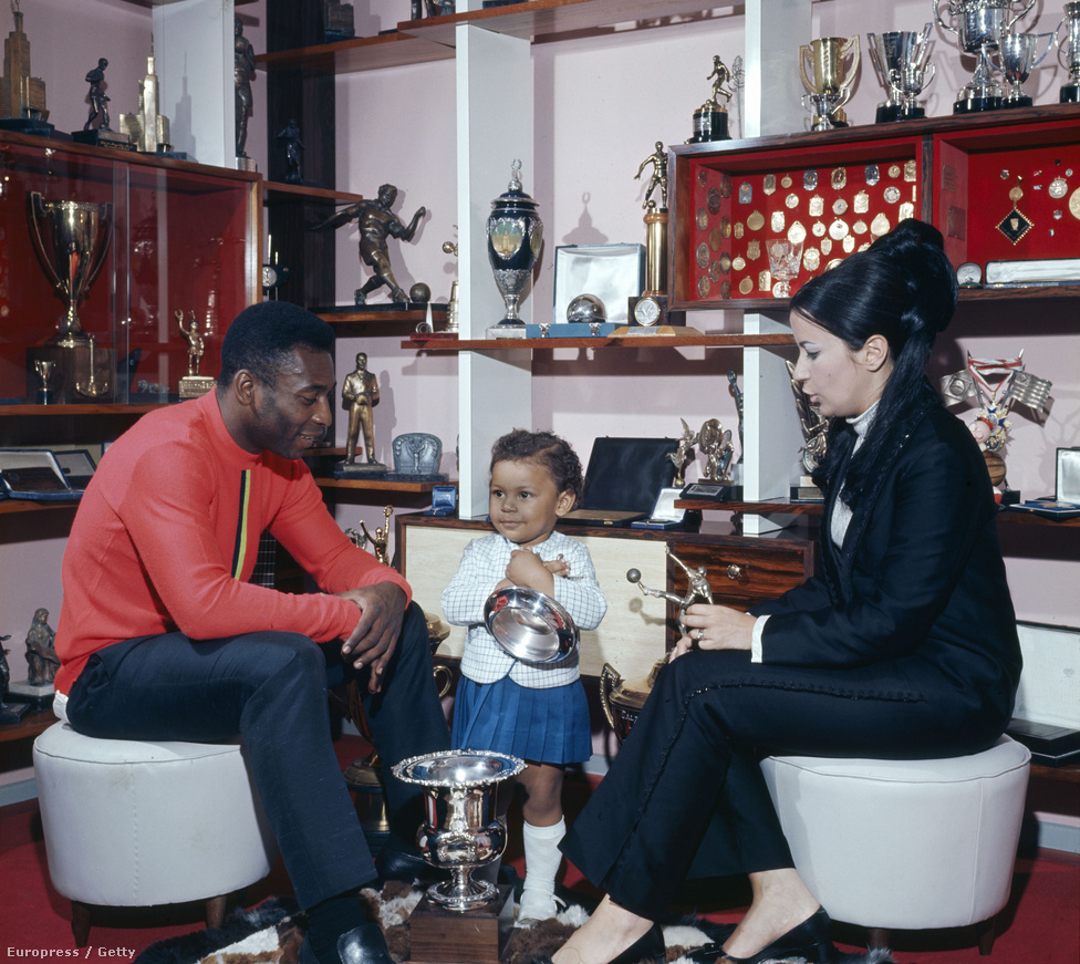 Pelé első feleségével, Rosemeri dos Reis Cholbival, és lányukkal Kelly Christinával. Később elváltak, a futballsztárnak pedig házasságaiból és azon kívüli kapcsolataiból összesen hét gyermeke született. 