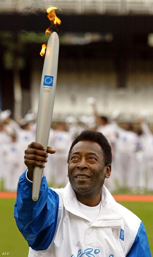 2004 nyarán, a Maracana stadionnál az olimpiai lángot is vitte. 