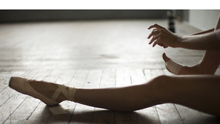 Candice Swanepoel balerinaként nyújtózik