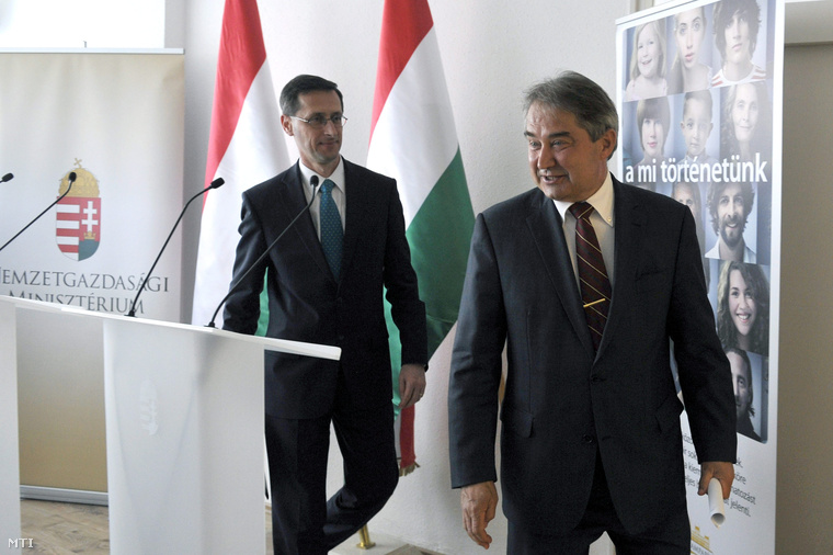 Varga Mihály nemzetgazdasági miniszter (b) és Töröcskei István az Államadósság Kezelő Központ (ÁKK) vezetője távoznak az egyeztetésüket követően tartott sajtótájékoztatójukról az ÁKK budapesti székházában 2013. április 15-én.