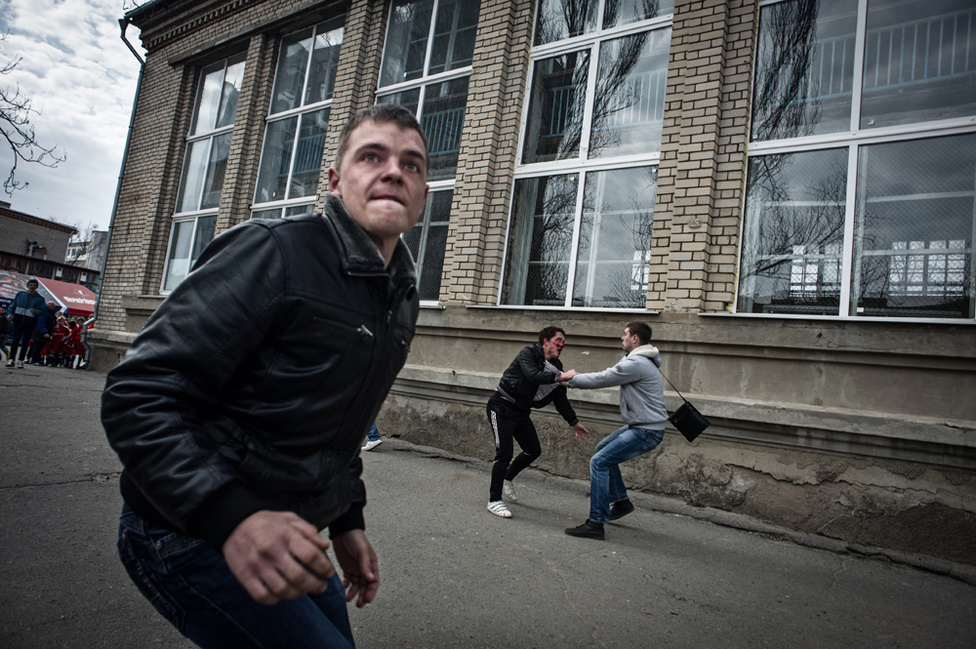 Megérte eddig legörgetni, hiszen ez Lubimov legizgalmasabb képe: szétpocsékolt, szétszóródott és kissé szét is esett ultrák próbálják kicselezni a biztonságiakat a Dnyeper-parti Herszon városában.