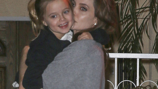 Napi cuki: Angelina Jolie puszilgatja a gyerekét