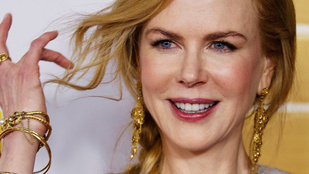 Nicole Kidman melltartó nélkül mutatja meg bájait