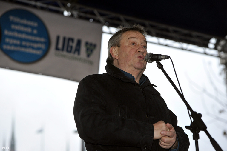 Gaskó István a LIGA Szakszervezetek elnöke felszólal a szakszervezetek demonstrációján Budapesten az V. kerületi Alkotmány utcában 2014. november 21-én.