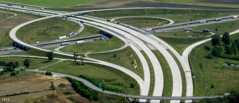 Az M0-ás körgyűrű és az M5-ös autópálya kereszteződése Gyál határában.