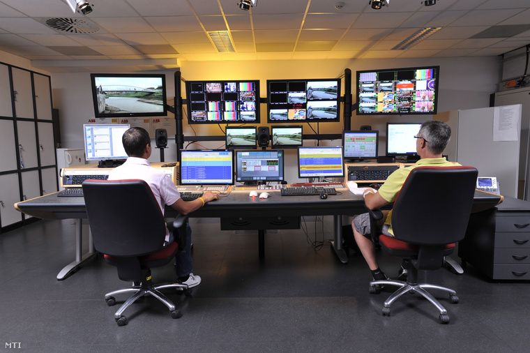 Az MTVA Kunigunda utcai gyártóbázisának az M1 televíziós csatorna adását lebonyolító helyisége 2013. augusztusában. A gyártóbázison az M1 M2 Duna és Duna World televíziós csatornák adásvezetése külön-külön helyiségekben működik