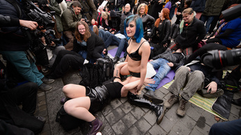Arcra üléssel tiltakoznak a szexmunkások az arcra ülés betiltása miatt