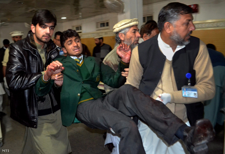 Sebesült diákot visznek egy pesavari kórházban 2014. december 16-án.