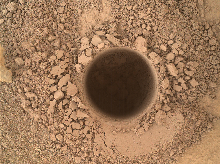 A Curiosity által fúrt lyuk a Mars felszínén