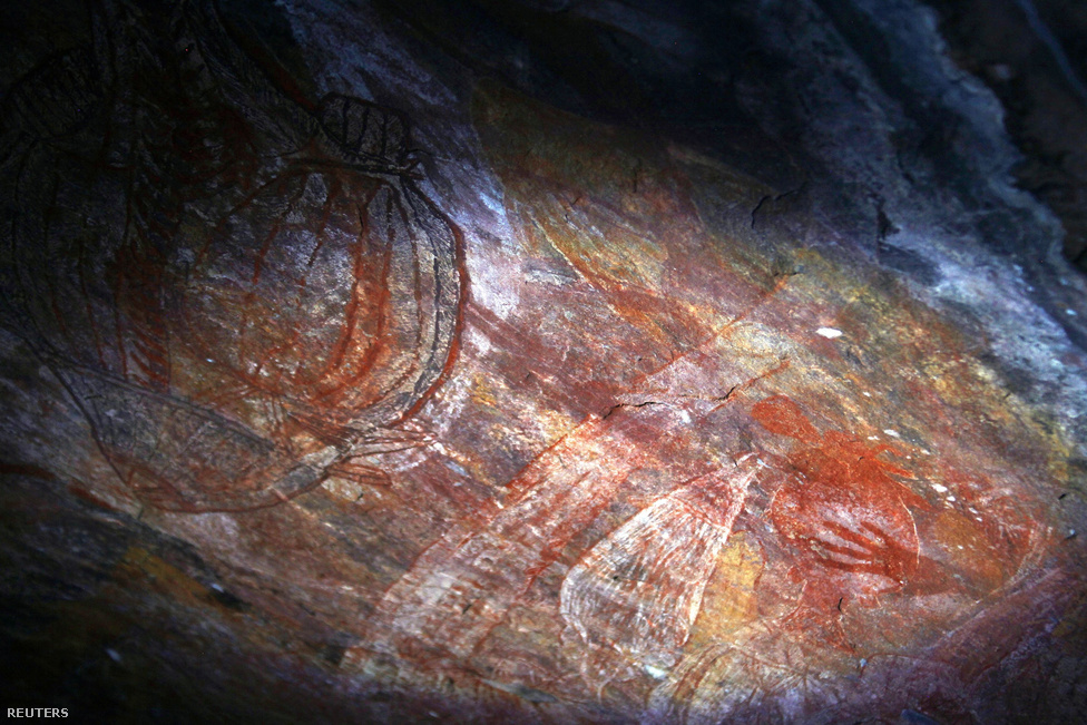 Sziklarajzok egy közeli barlangban. Az észak-ausztráliai bennszülött kultúra a világ legrégebbi, ma is élő kultúrája. Ubirrnál ma is láthatók 40 ezer évnél régebbi sziklarajzok, és még a közelmúltban is rendszeresen festettek ugyanezekre a felületekre. A jellegzetes vörös pálcikafigurák a kultúrateremtő mimi szellemeket ábrázolják, más rajzok a vadbőség biztosítására és mágikus célokra irányulnak. A 18. századtól megjelennek a képeken fehér emberek is, időnként olyan részletgazdagsággal ábrázolva, hogy még a puskájuk típusa is felismerhető. Ugyanerről a vidékről származik a didjeridoo, a kőhegyű lándzsa, a bumerángot más ausztráliai csoportoktól szerezték be.