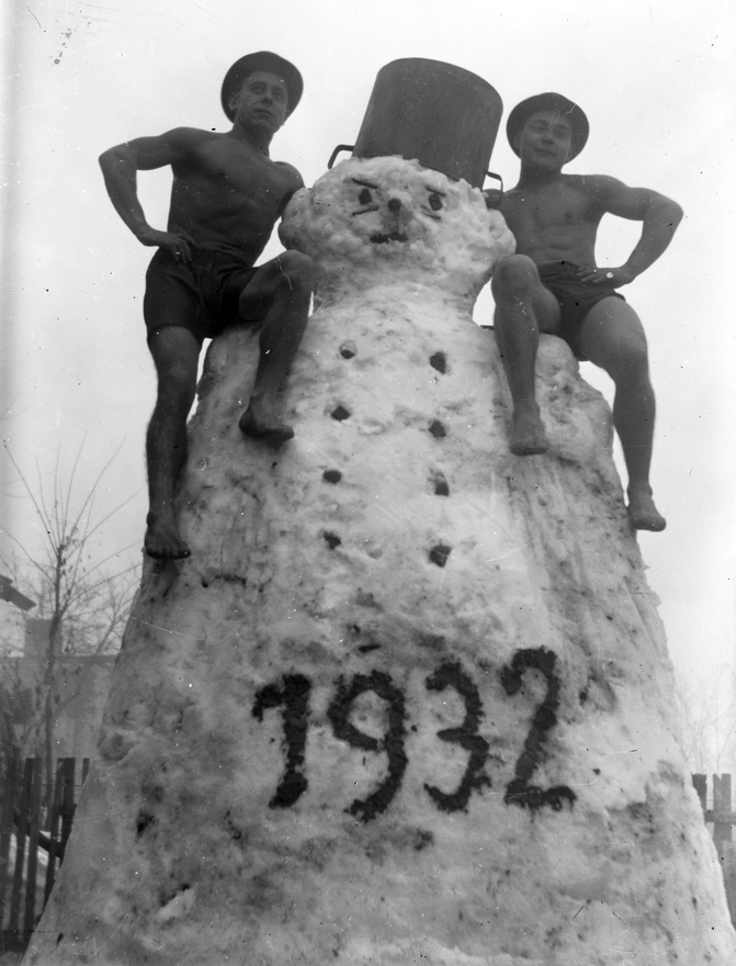 1932. A harmincas évekre nagyjából visszatértek a dolgok a normális kerékvágásba, hó is rendesen esett még akkoriban, lehettet egy szál gatyában pózolni a hóemberrel. 