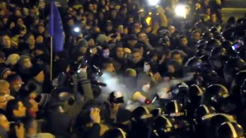 Itt a rendőrség videója a Kossuth téri dulakodásról