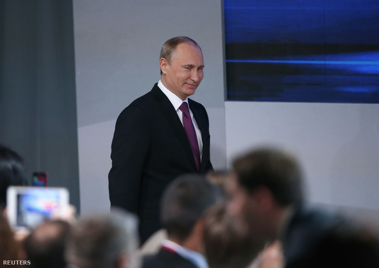 Putyin érkezik a sajtótájékoztatóra