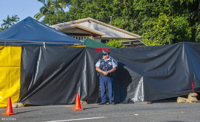 Az Ausztrália északi részén fekvő Cairns városának egyik háza előtt rendőr áll 2014. december 19-én, ebben a házban találták meg a nyolc gyerek holttestét.