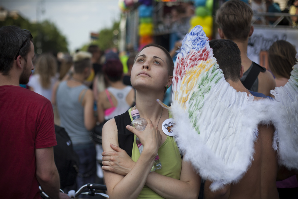 A Budapest Pride résztvevői az Oktogonra érve lufikat engedtek a magasba, a lány pedig a felfelé szálló léggömböket figyelte hosszan.