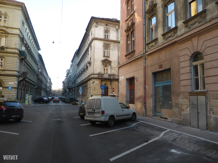 Ez a Marek József utca, ami a hetedik kerület külső végében a Városligetbe torkollik. A kép jobb szélén egy ajtó látható, ami mögött nyilván egy akár üzletnek is használható pincehelyiség van