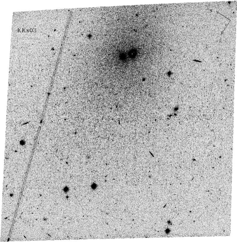 A KKs 3 törpegalaxisnak a Hubble-űrtávcső ACS műszerével rögzített negatív képe. A törpegalaxis magja a kép felső részén látható “kettős&rdquo; objektum jobb oldali komponense. A galaxis csillagai egészen a kép közepéig nyomon követhetők. A bal oldali sűrűsödés csak egy előtér-objektum, egy jóval közelebbi gömbhalmaz.