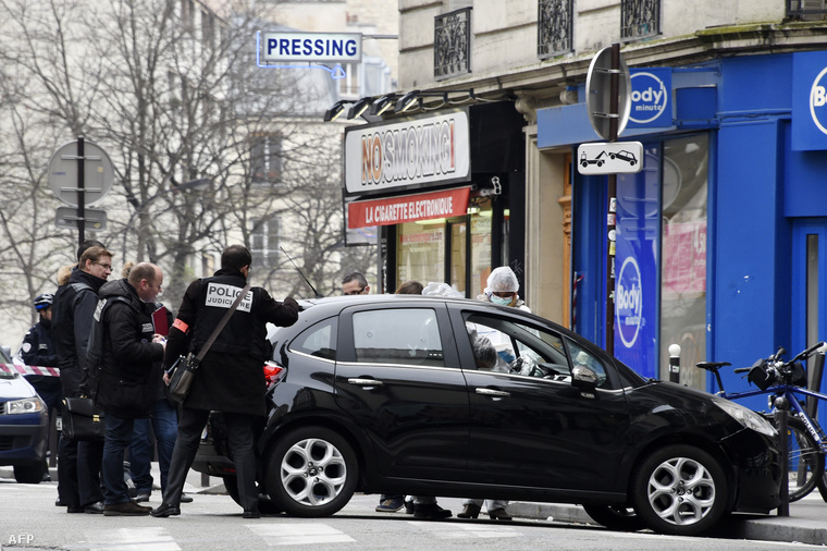 A támadáshoz használt egyik autót hátrahagyták a merénylők az üldözés során.