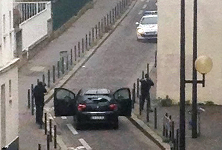 Egy francia újságíró lefotózta a támadókat az autójukkal, amikor a szerkesztőség épülete előtt tűzharcba keveredtek a rendőrökkel.