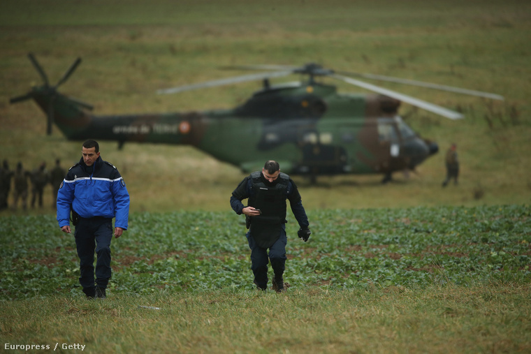 A francia hadsereg egyik helikoptere az ipari parkot övező terület. A terroristákkal túsztárgyaló igyekszik felvenni a kapcsolatot.  Galériánkat folyamatosan frissítjük! 