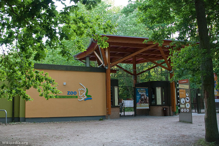 800px-Zoo Rostock Eingang Barnstorfer Ring