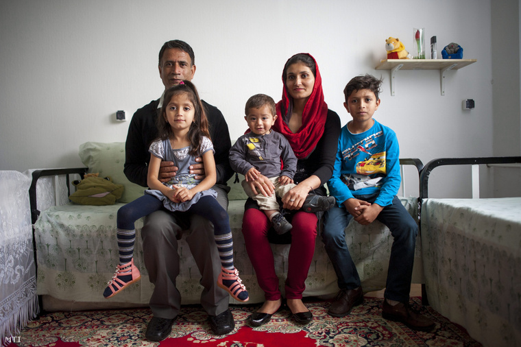 Afgán menekült család a Baptista Integrációs Központ menekülteket és oltalmazottakat befogadó Családok Átmeneti Otthonában a megnyitó után Budapesten 2014. május 30-án.