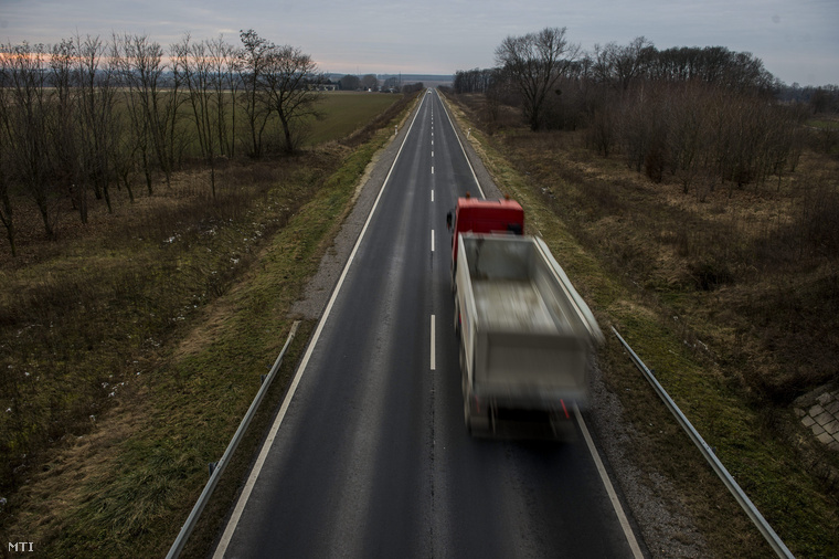 Teherautó halad a 61-es főút útdíjköteles kaposvári elkerülő szakaszán.