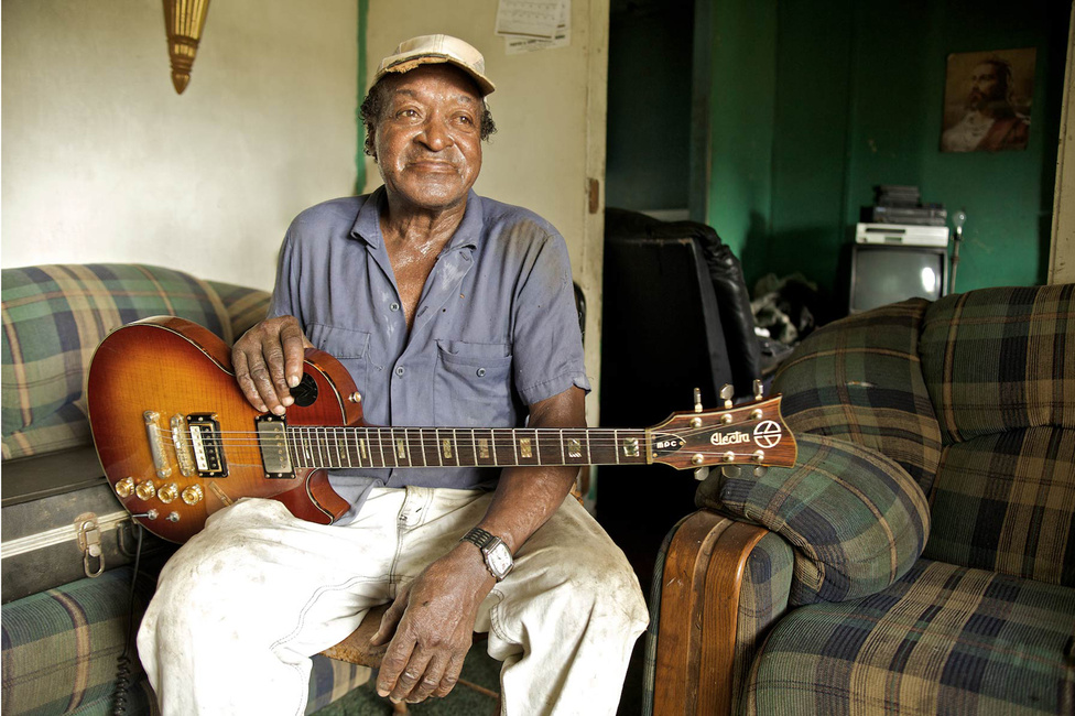 Lou Bopp úgy tartja, hogy egy igazi blueszenésznek a története a testére van írva, még hangszerre sincs szükség. T.L. Williams egész életében gitározott, de soha sem tudott belőle annyi pénzt összeszedni, hogy elköltözhessen otthonából. Testét megviselte a kemény fizikai munka, de a gitártudását nem.