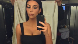 Kim Kardashian nagyon boldog a szelfikönyve miatt