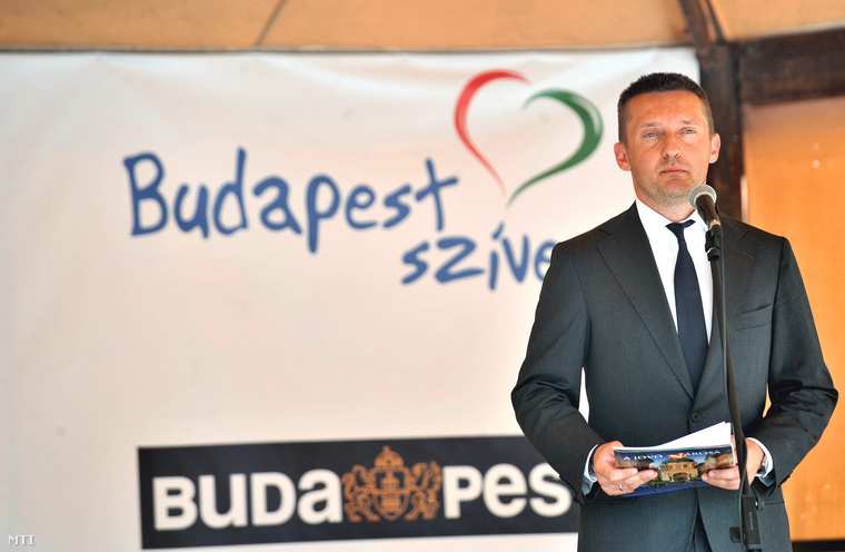 Rogán Antal az V. kerület polgármestere beszédet mond a Budapest szíve program keretében átépített és felújított Károly körút és Március 15. tér ünnepélyes átadásán a Deák Ferenc téren.